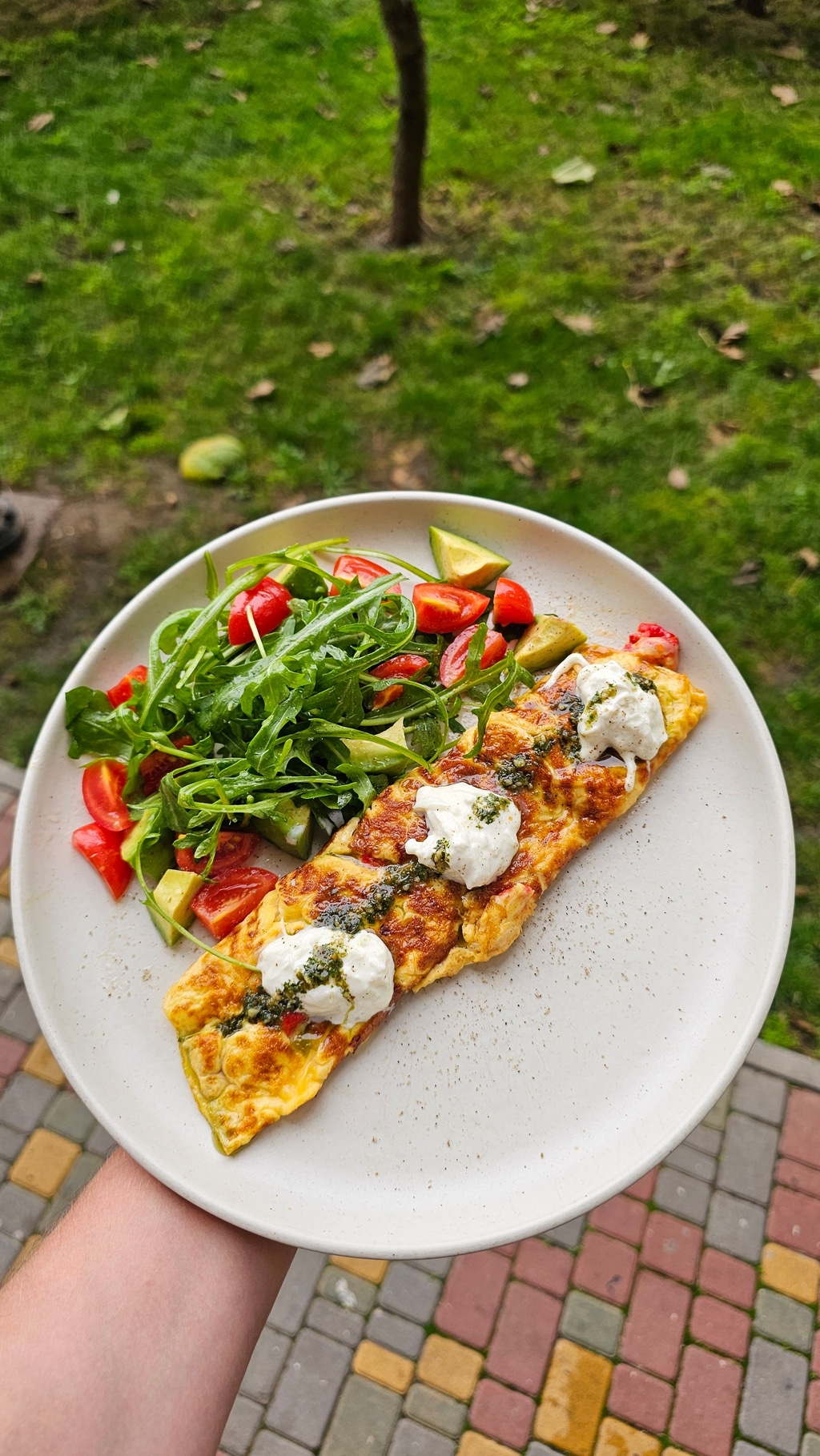 Омлет із салатом та страчателлою