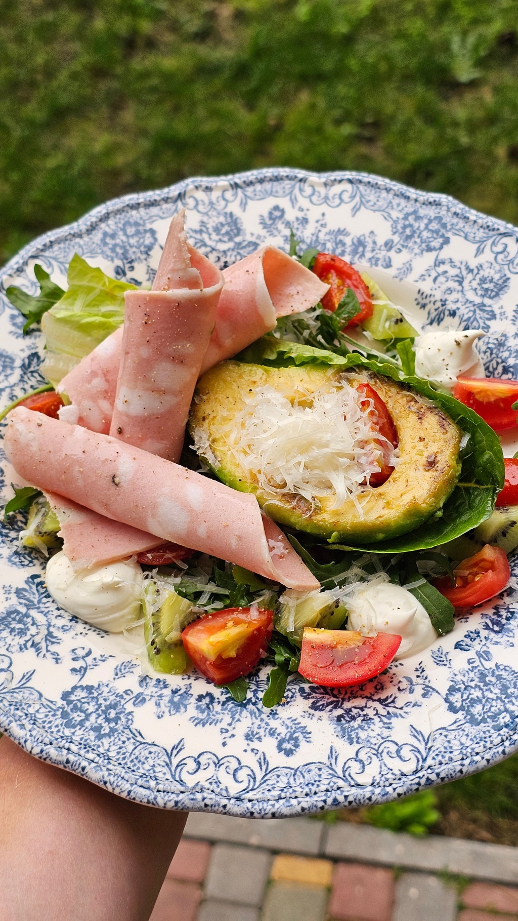 Салат з королівським авокадо та мортаделою