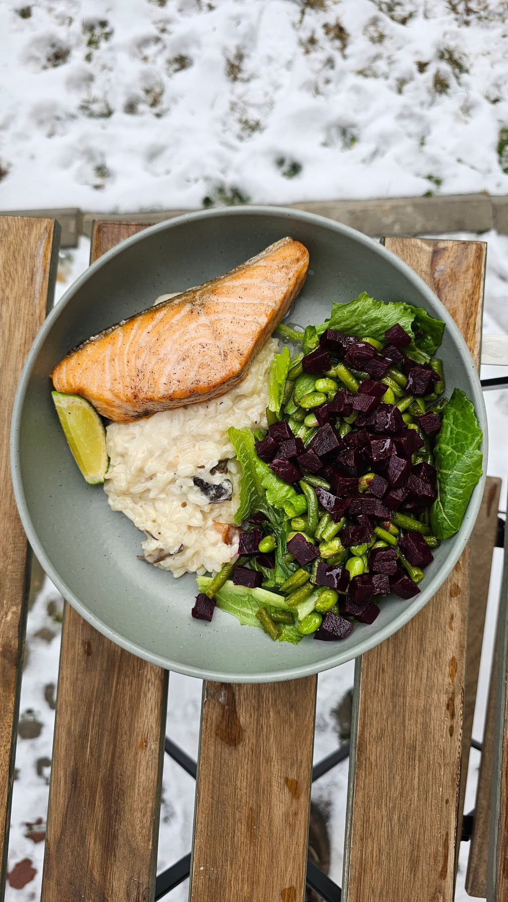 Лосось з ризото та салатом