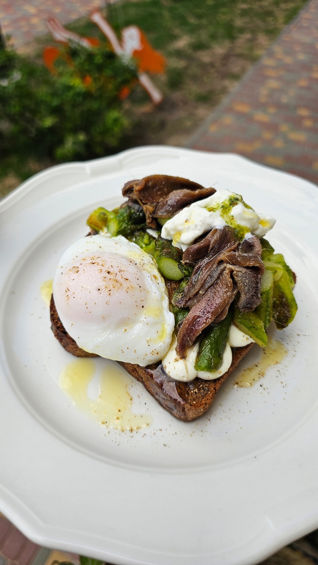 Тост зі спаржею та анчоусами