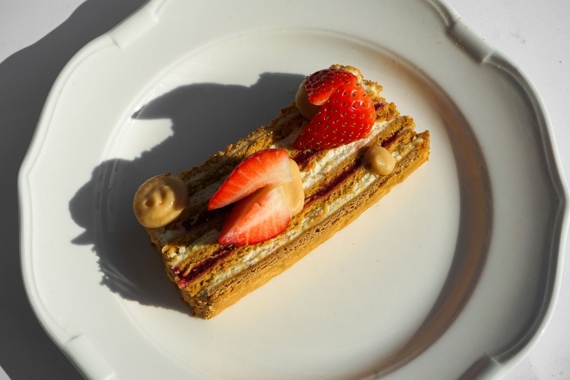 Медовик з малиною