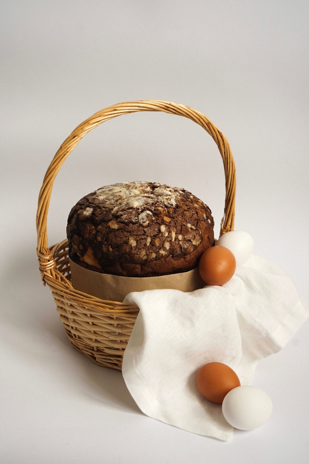 Шматочок панеттоне до Великодня з італійськими цукатами та білим бельгійським шоколадом