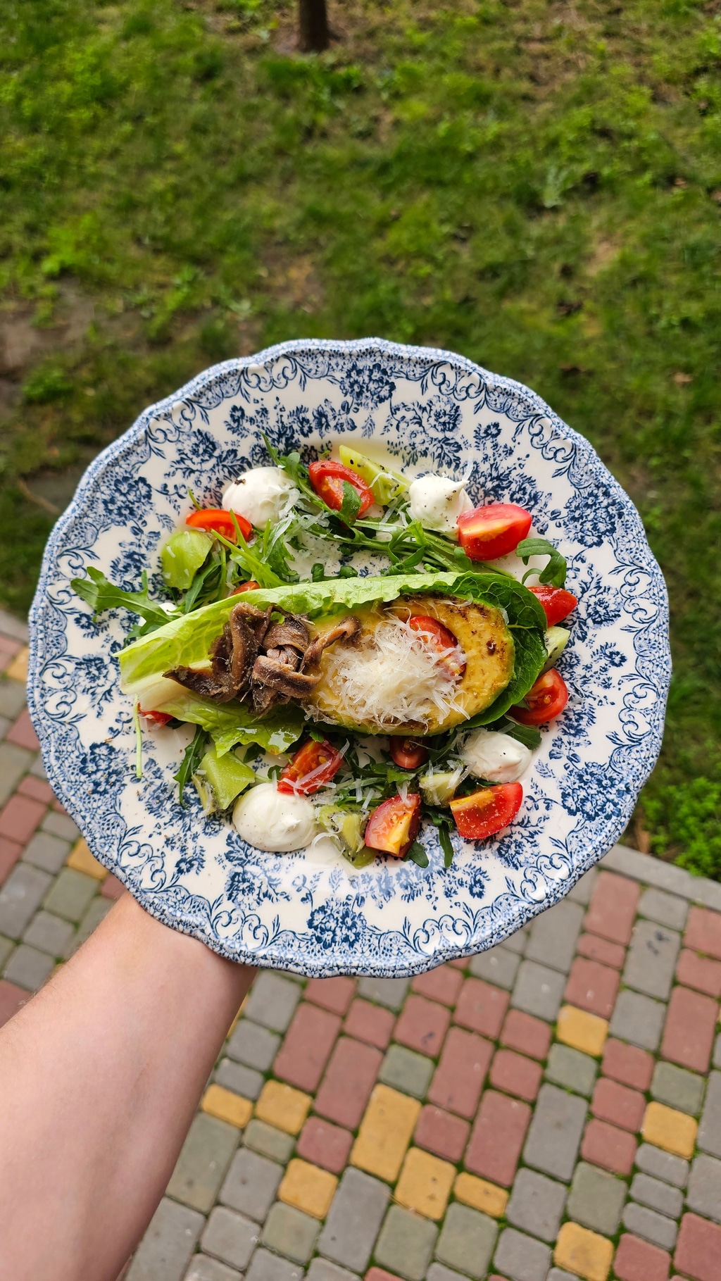 Салат з королівським авокадо з анчоусами