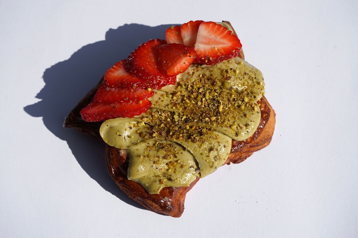 Дайніш з полуницею та фісташковим кремом