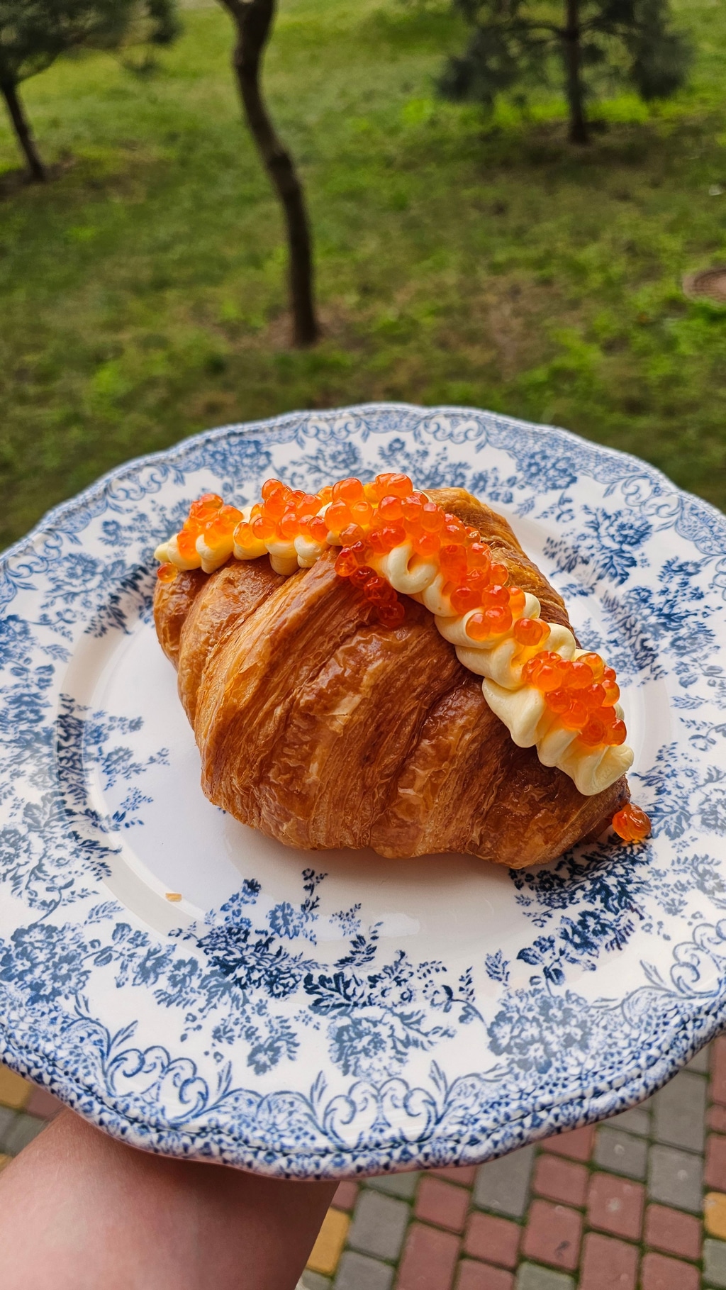 Круасан з повітряним маслом та ікрою кети