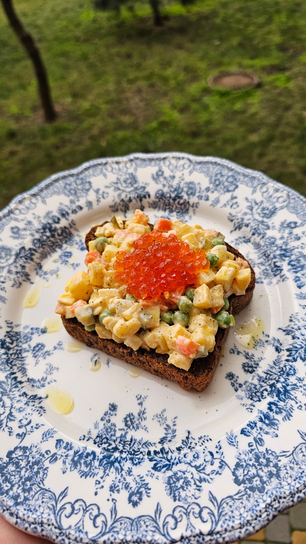 Олів'є тост з ікрою кети