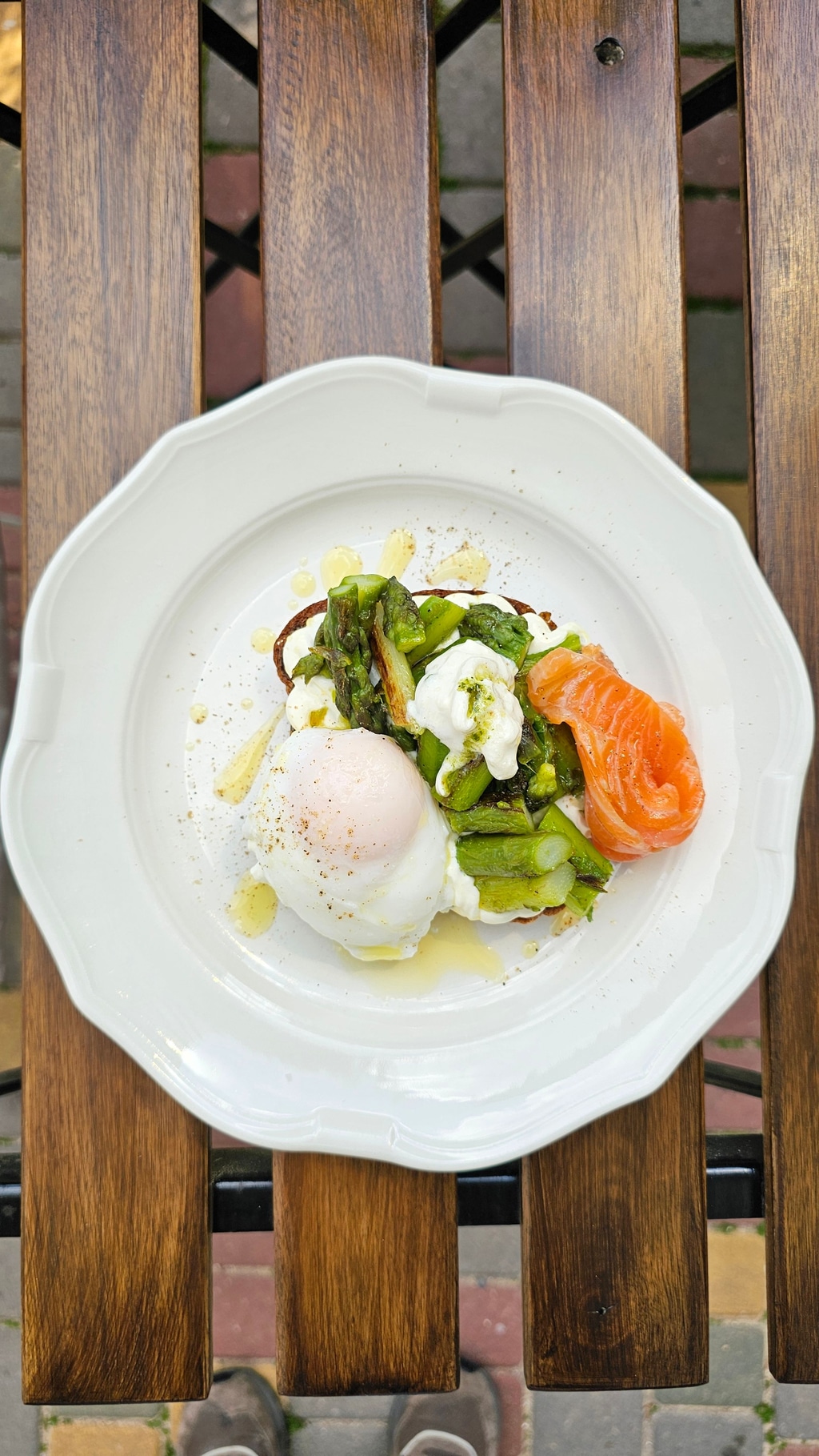 Тост зі спаржею та лососем