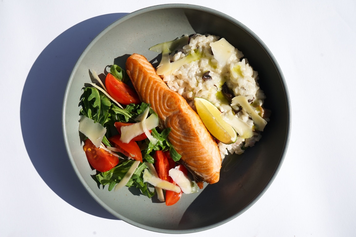 Лосось з ризото та салатом
