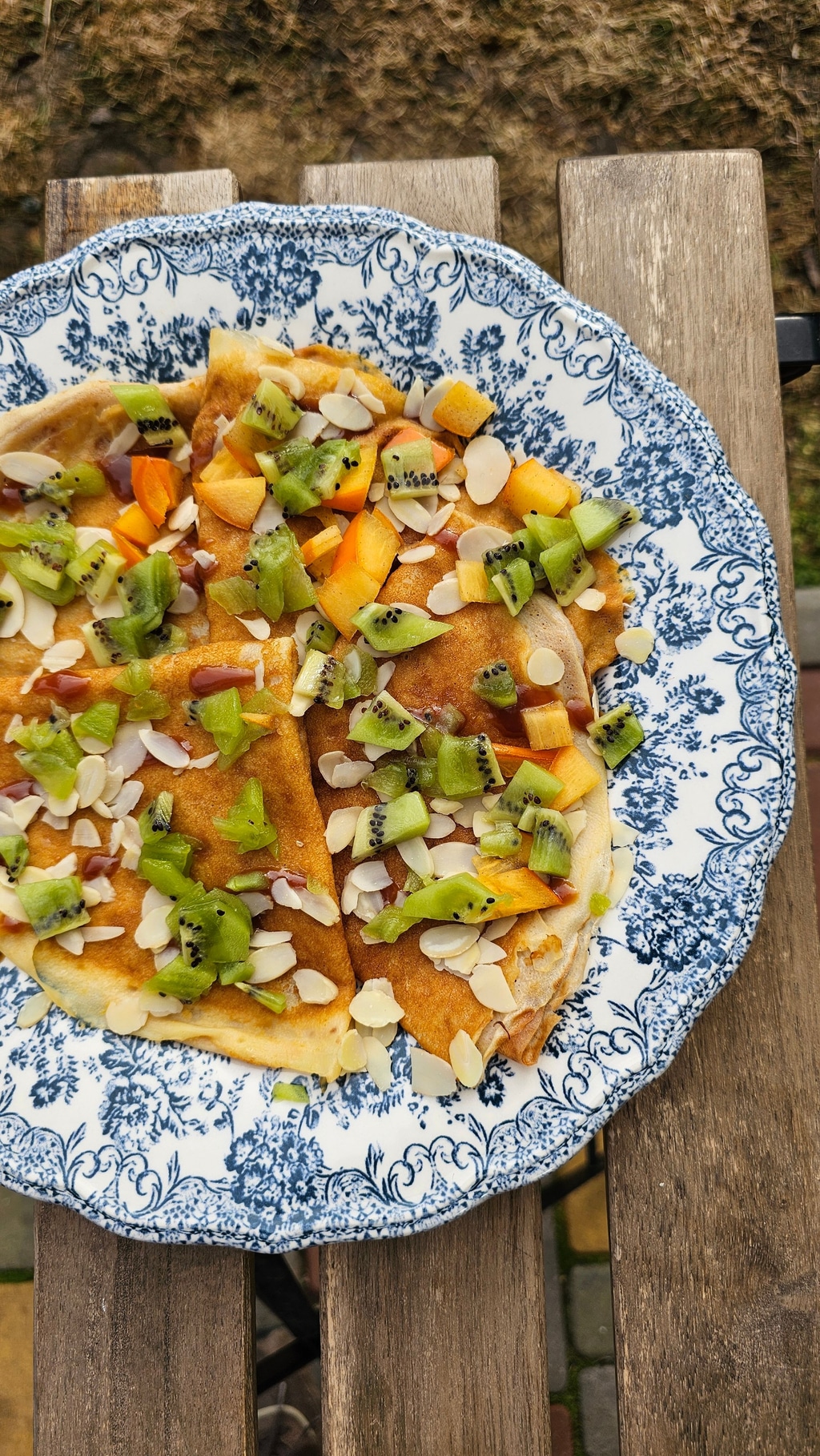 Млинці з солоною карамеллю та фруктами