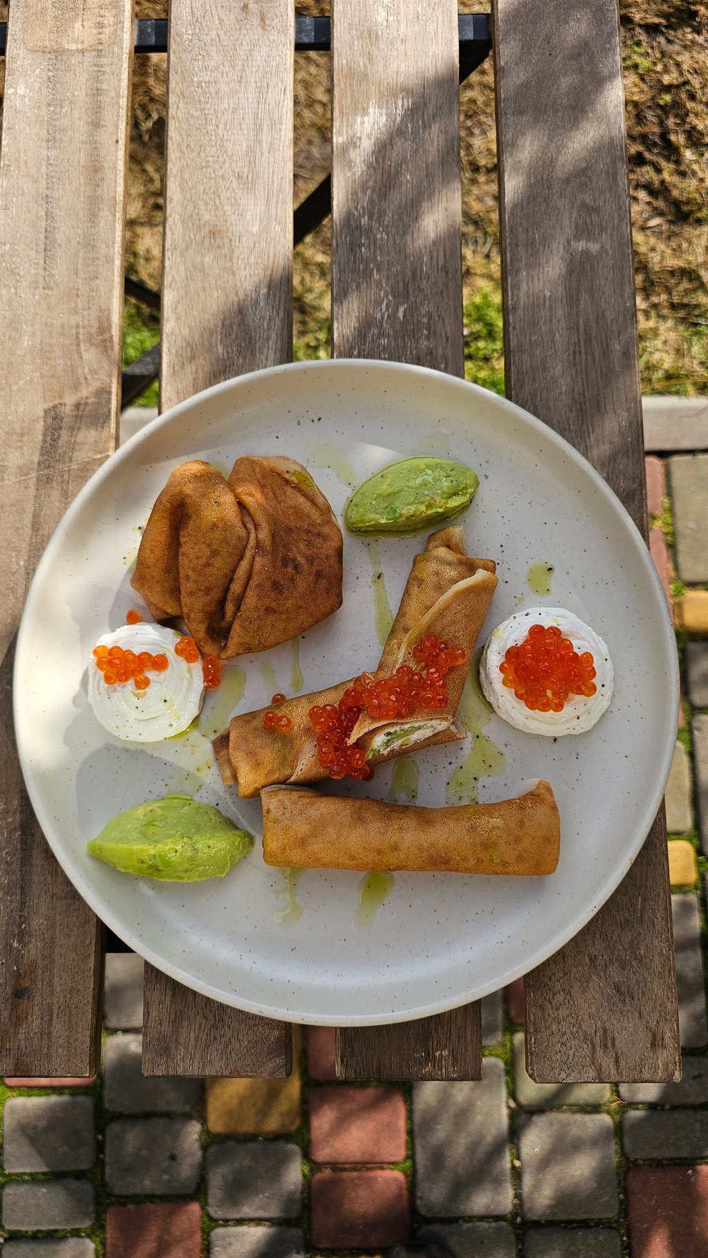 Млинці з кремом із авокадо та ікрою