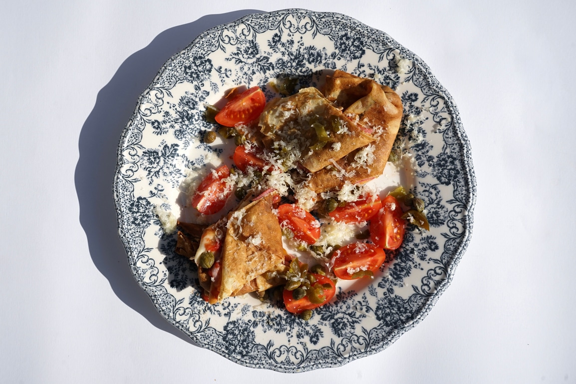 Запечені млинці з салямі