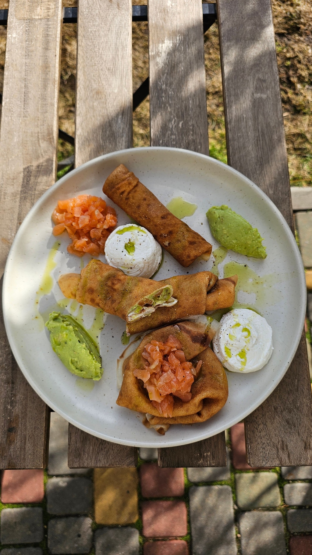 Млинці з кремом із авокадо та лососем Гравлакс