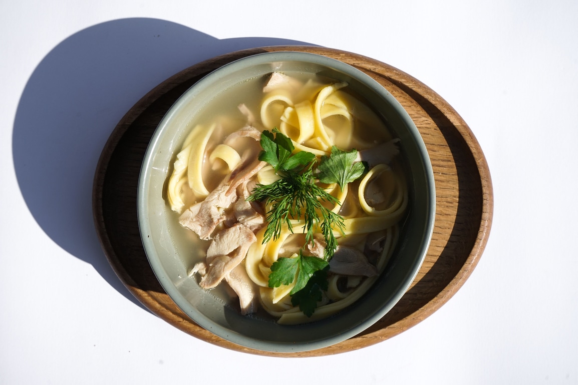 Дитячий курячий супчик зі стегном