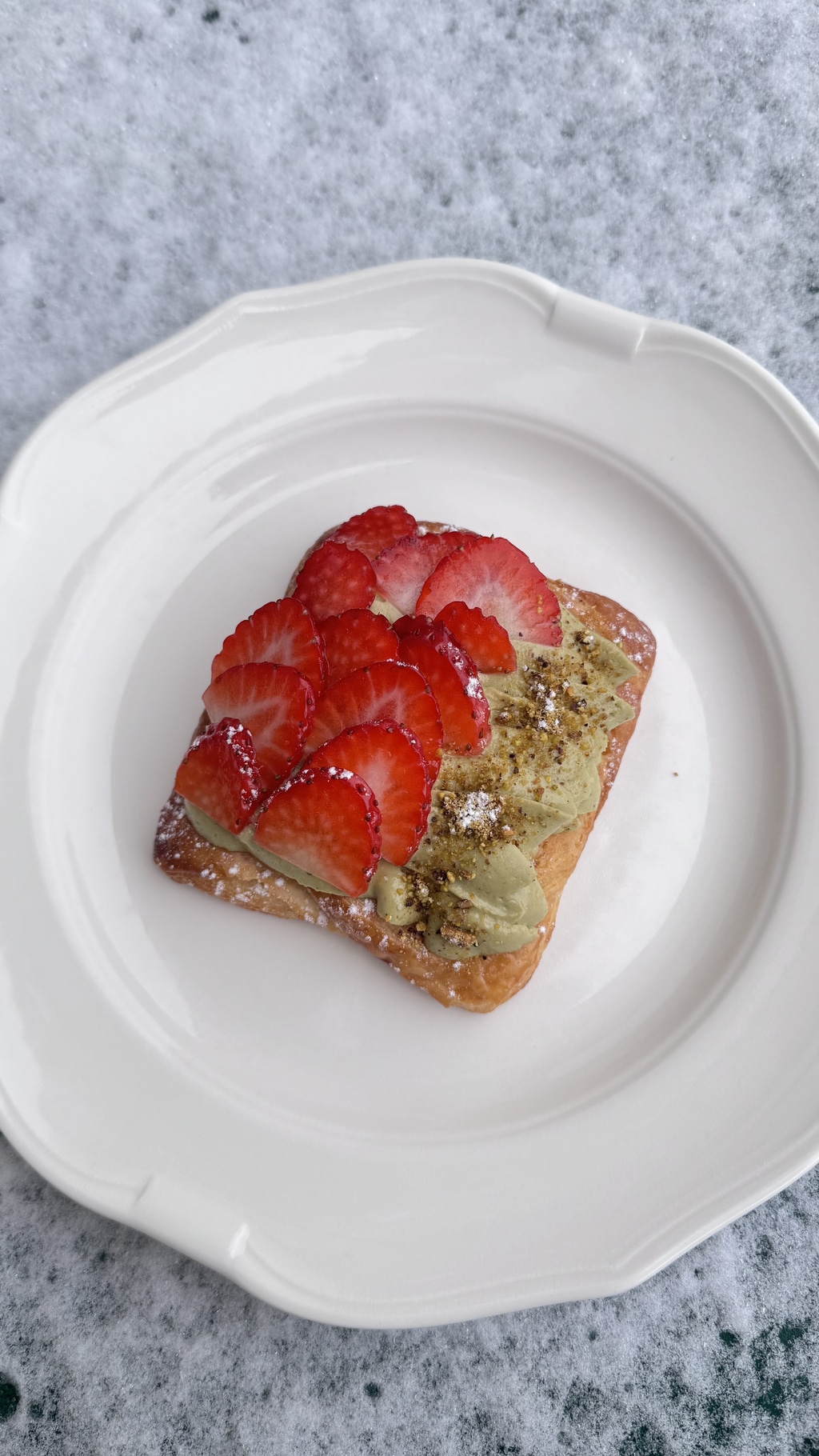 Дайніш з полуницею та фісташковим кремом