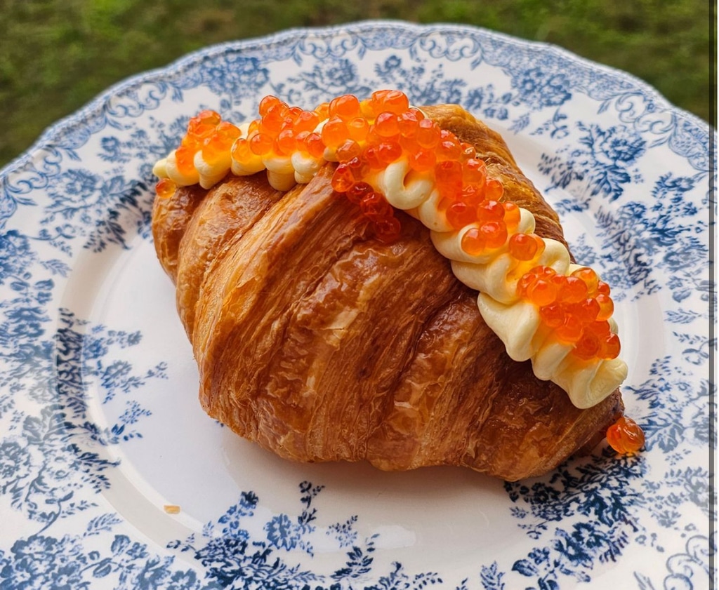Круасан з повітряним маслом та ікрою кети