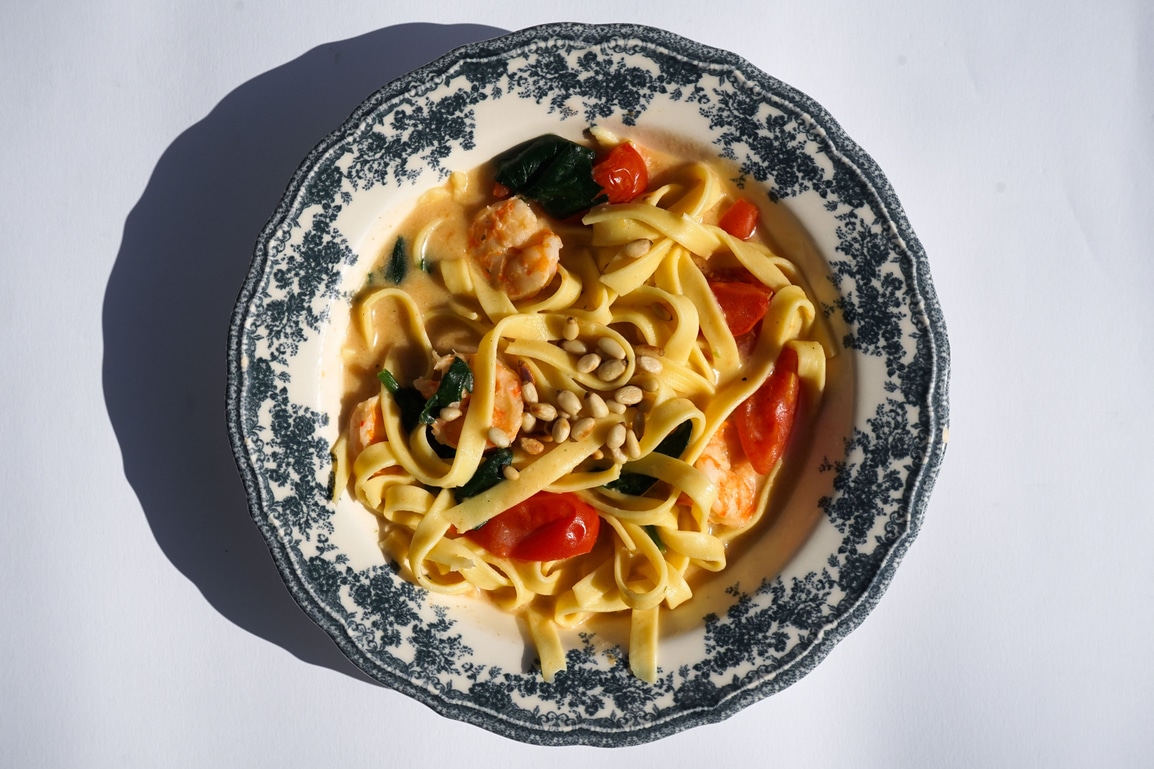 Паста з креветками, томатами та шпинатом: