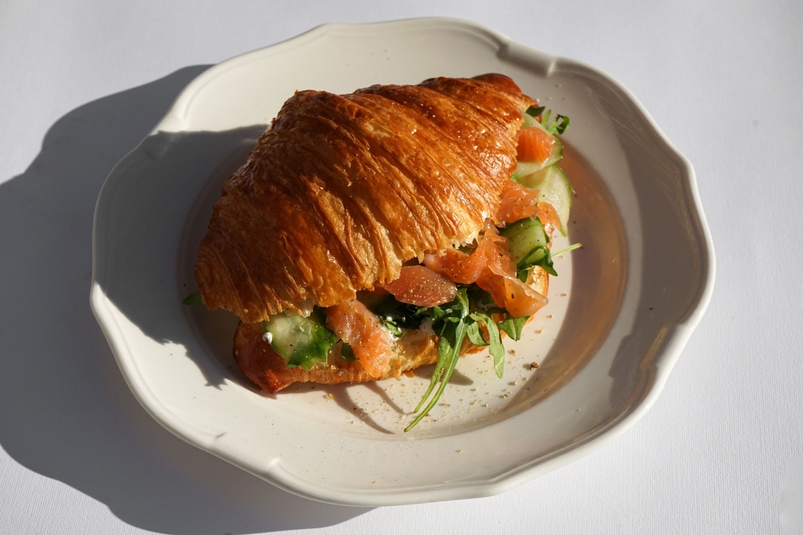 Круасан з лососем Гравлакс