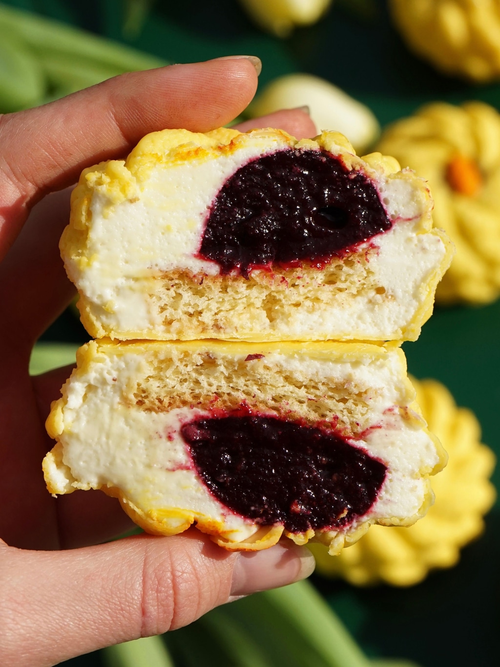 Жоржина для коханих із темними ягодами