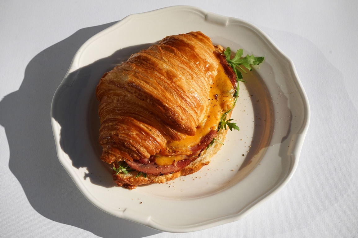 Круасан з пряною шинкою