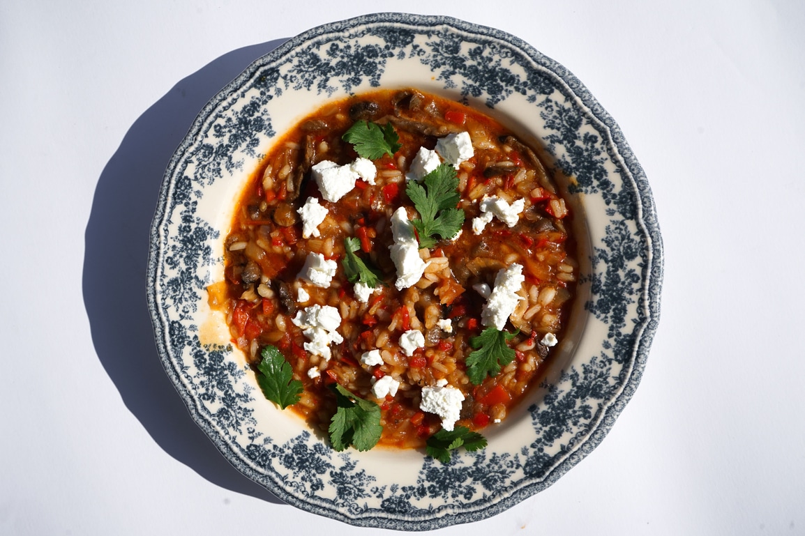 Велика вегетаріанська страва з міксом осінніх грибів та лисичками