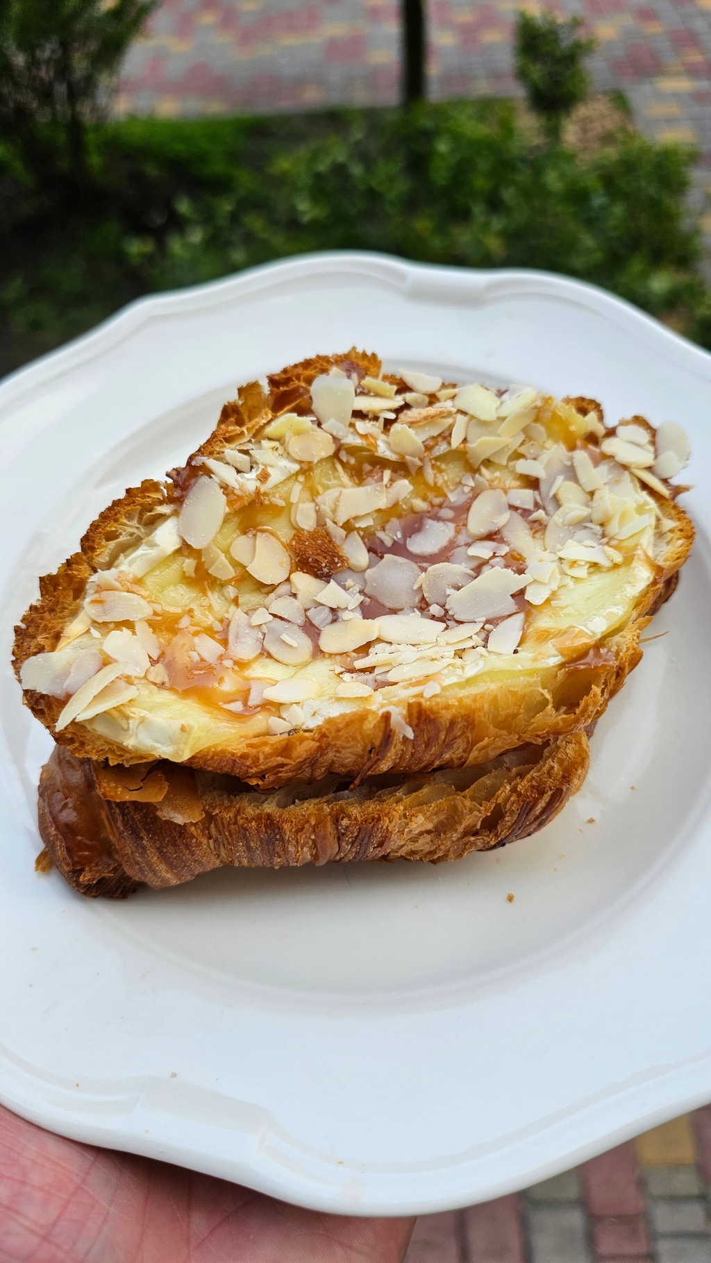 Круасан мигдалевий камамбер із солоною карамеллю