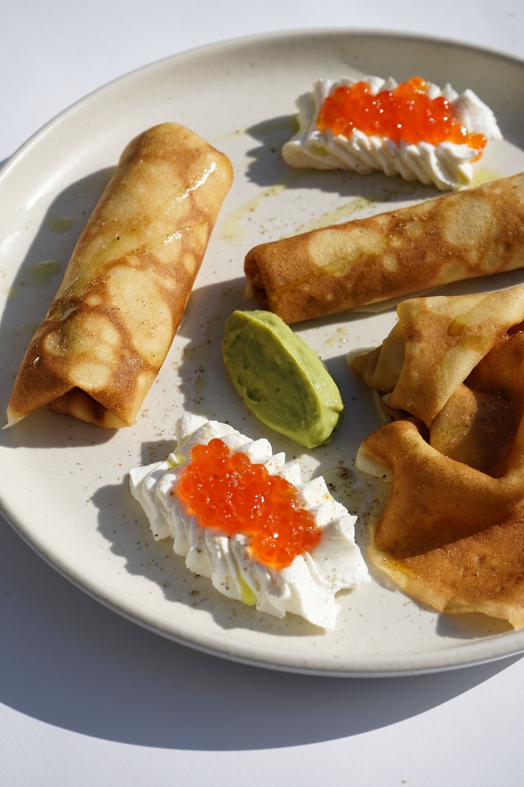 Млинці з кремом із авокадо та ікрою