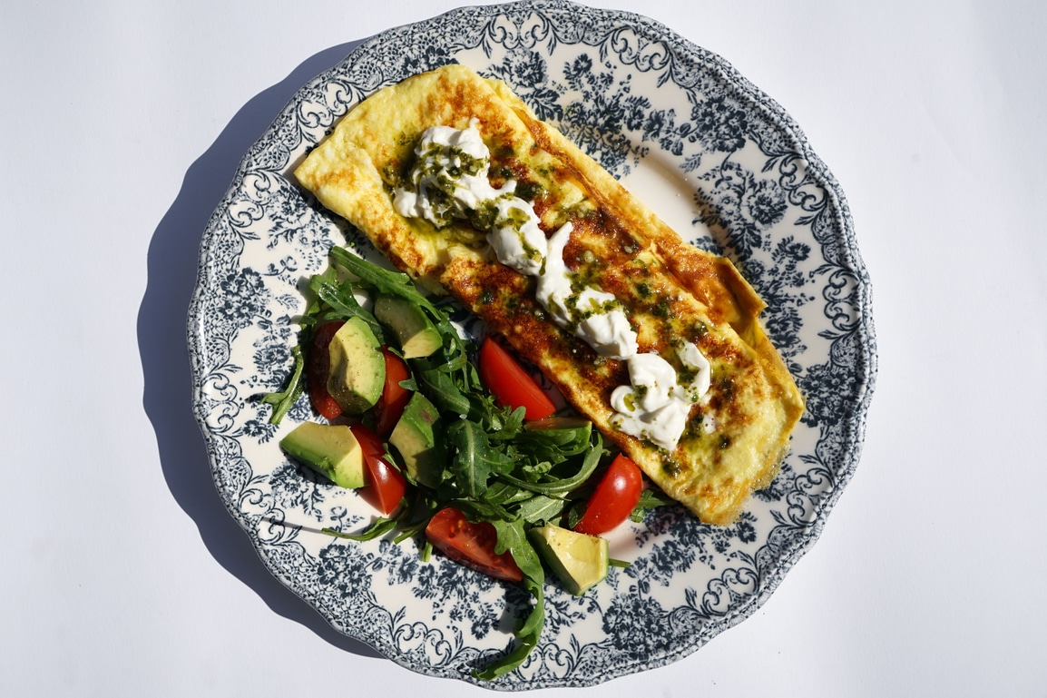 Омлет із салатом та страчателлою