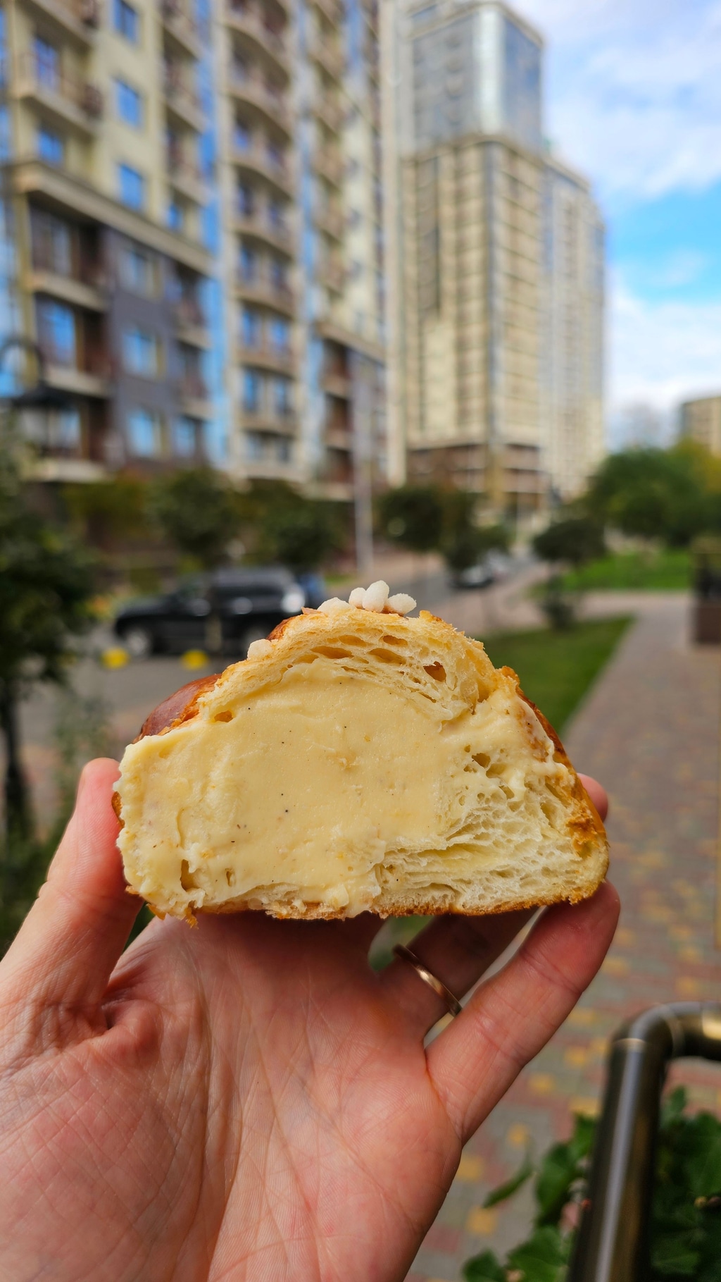 Листкова булка з кремом солона карамель