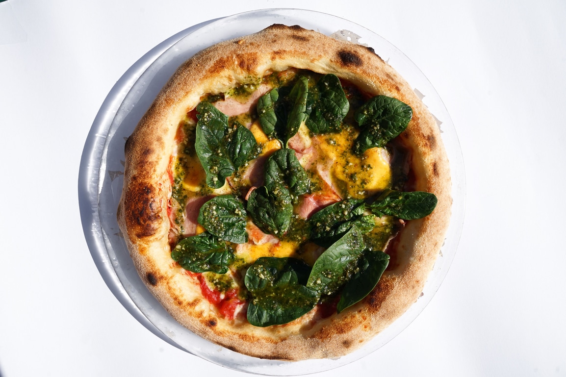 Піца з шинкою та песто: 