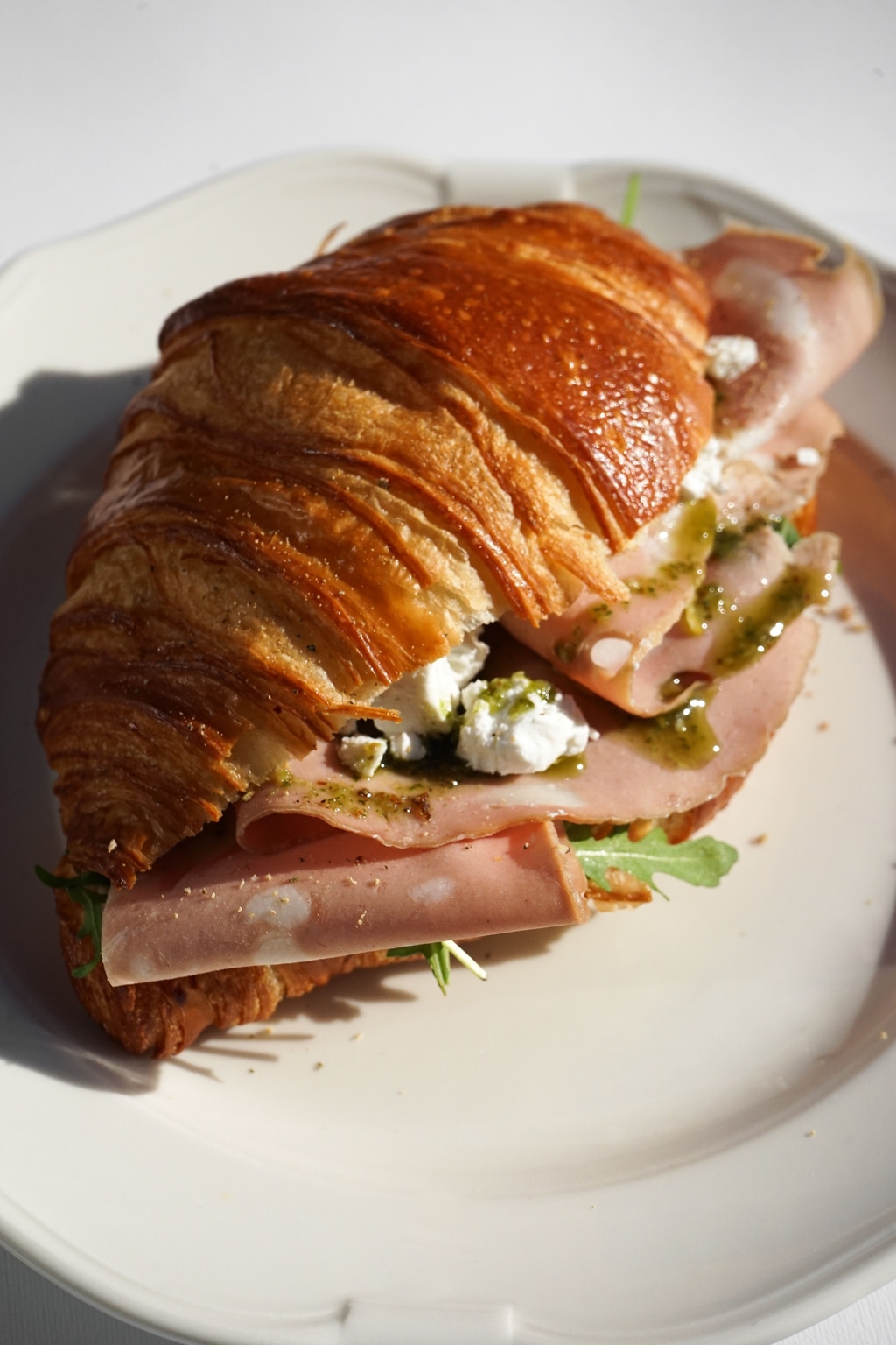 Круасан з мортаделою