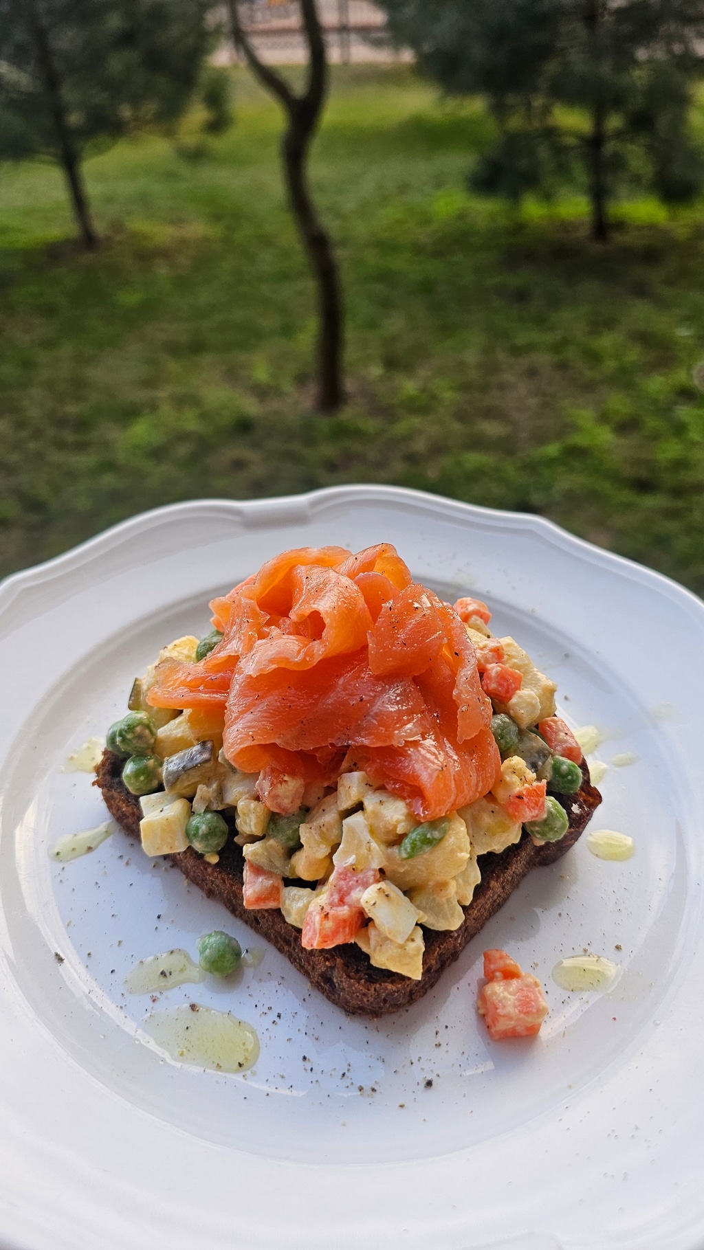 Олів'є тост з лососем