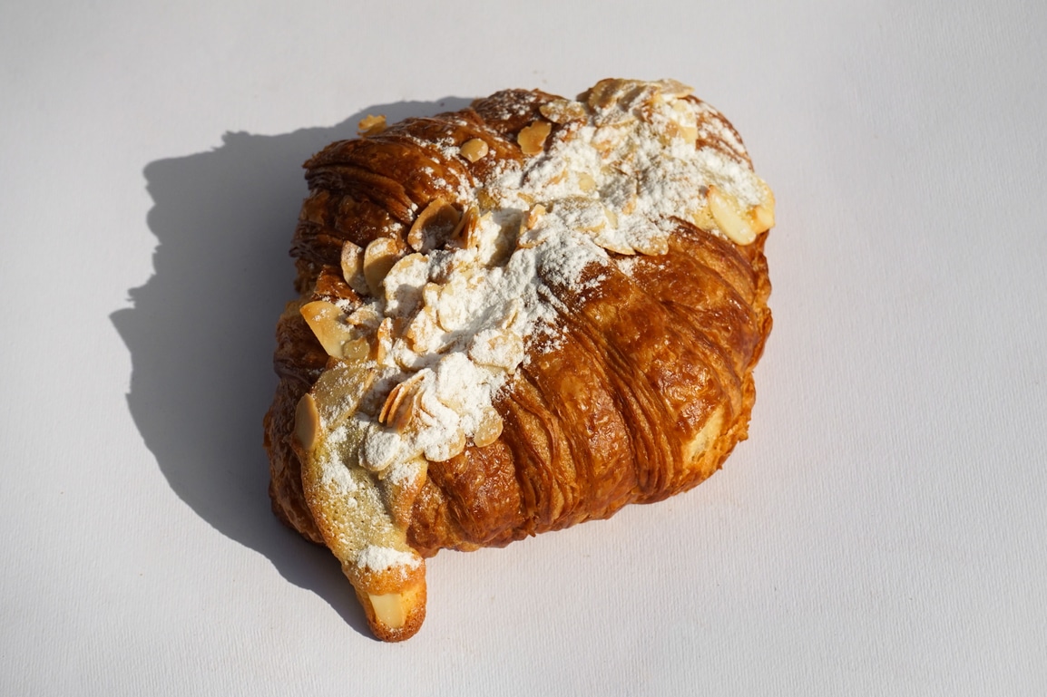 Класичний мигдалевий круасан