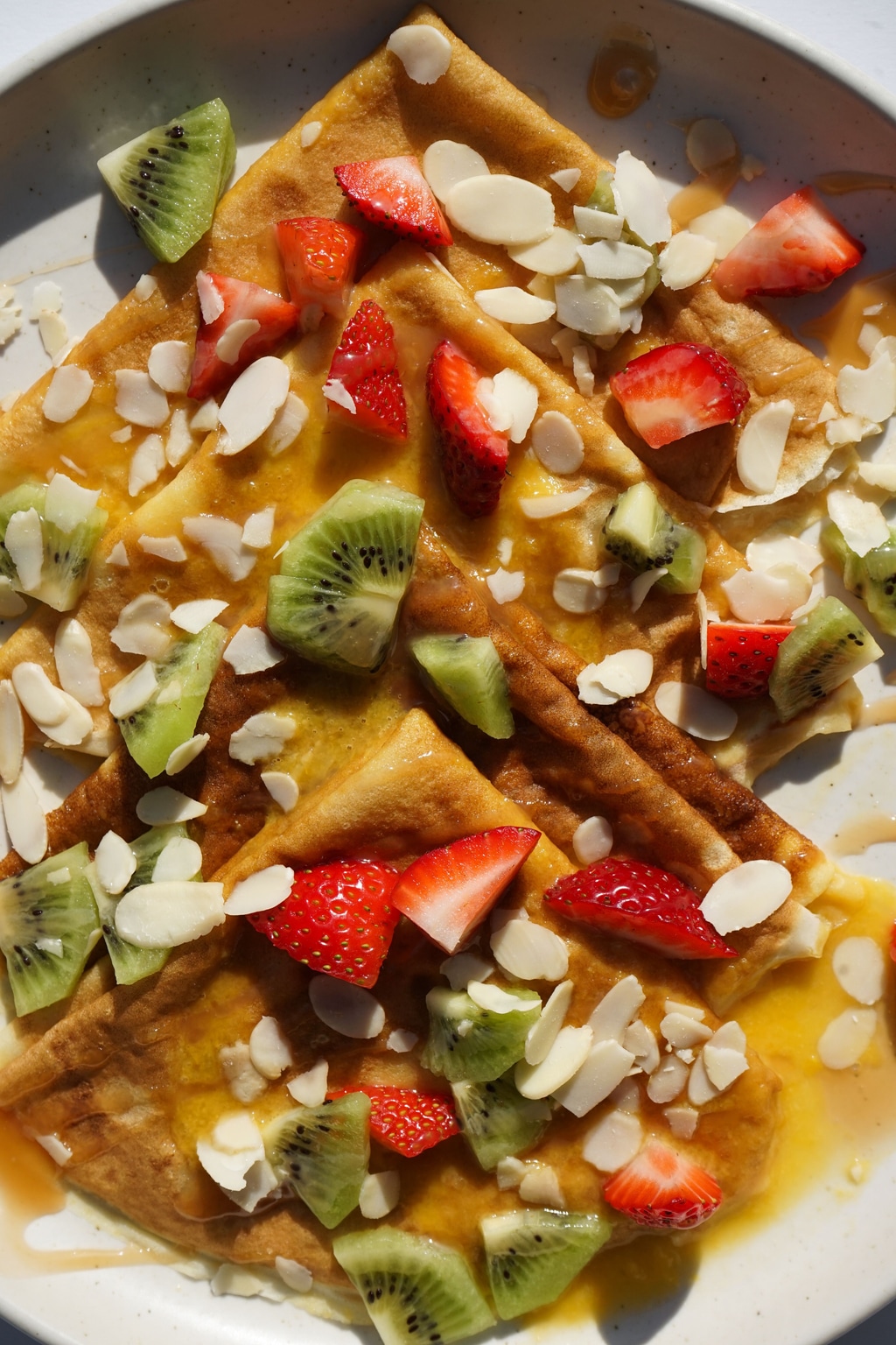 Млинці з солоною карамеллю та фруктами