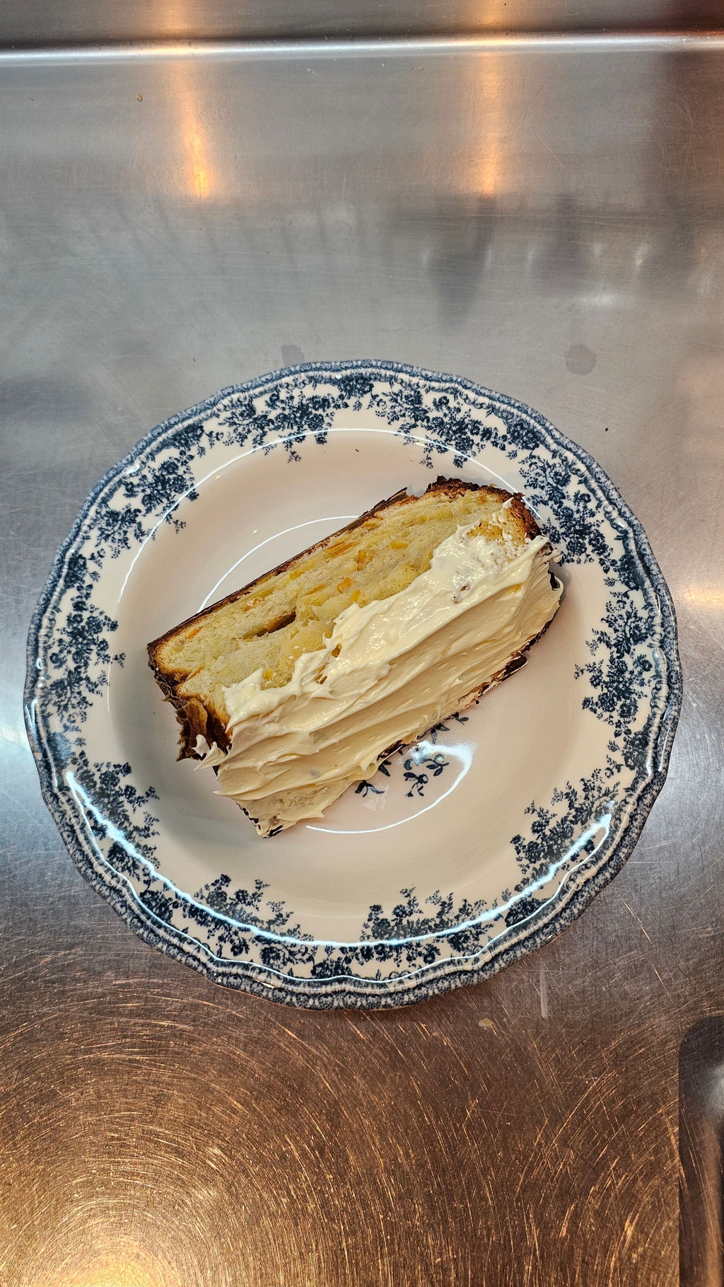 Шматочок різдвяного панетончика з маслом