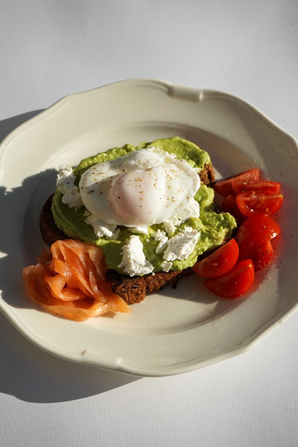 Авокадо тост з лососем