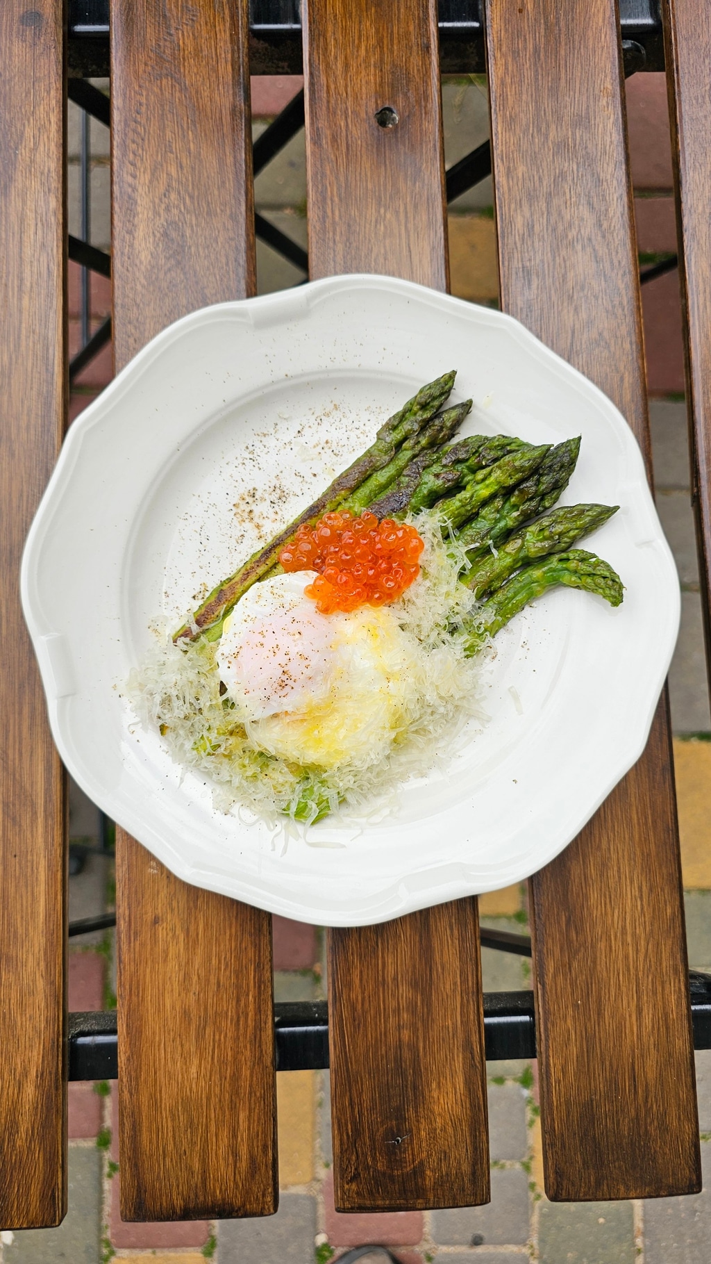 Хрумка спаржа з ікрою