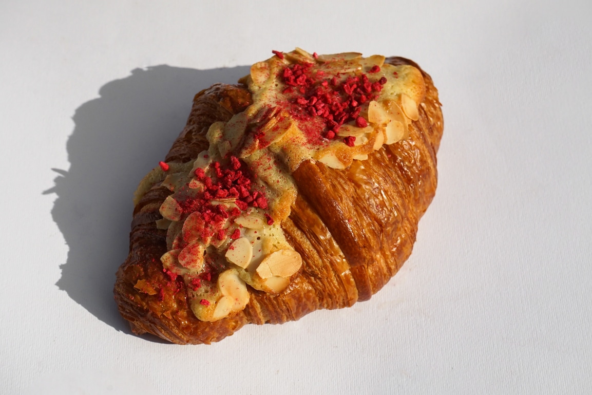 Мигдалевий круасан з малиною