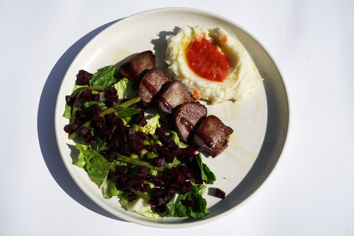 Ніжний телячий язик з пюре та салатом