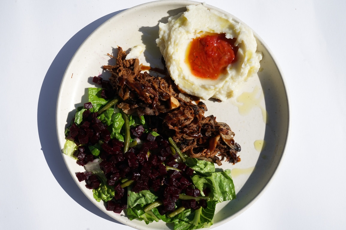 Рвана телятина з міксом грибів, пюре та салатом