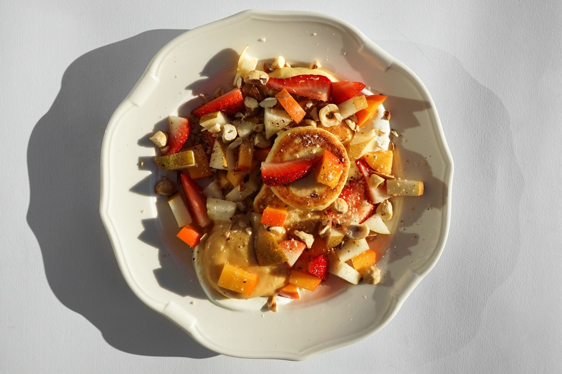 Сирники з трьома видами крему та фруктами