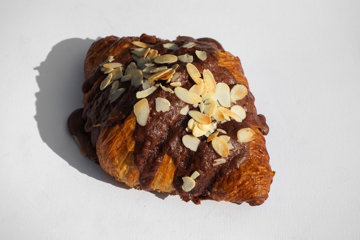 Круасан мигдалевий з шоколадом