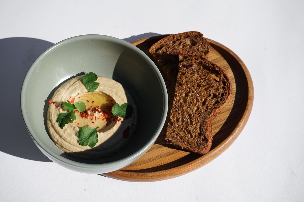 Фірмовий хумус з темним хлібом