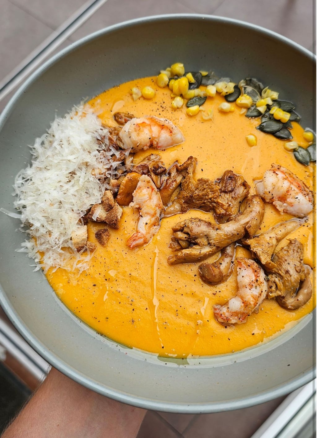 Гарбузовий суп з креветкою та сезонними лисичками