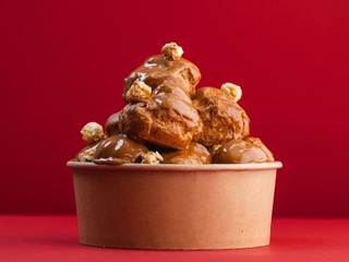 Профітролі з карамеллю та попкорном 