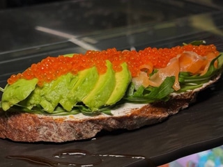 Брускета з ікрою та лососем 