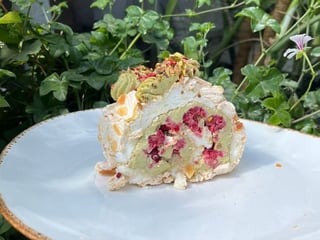 Меренговий рулет з фісташкою та малиною