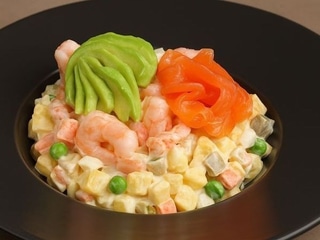 Олівье з лососем та креветкою 