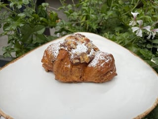 Мигдалевий круасан з франжипаном