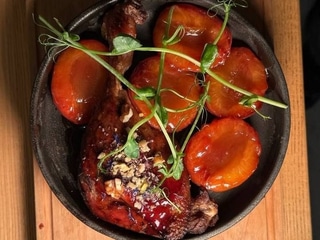 Качина ніжка зі сливою 