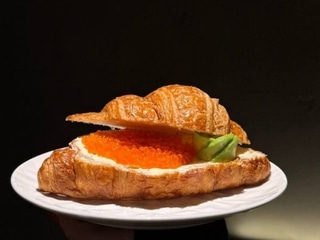 Круасан з ікрою 